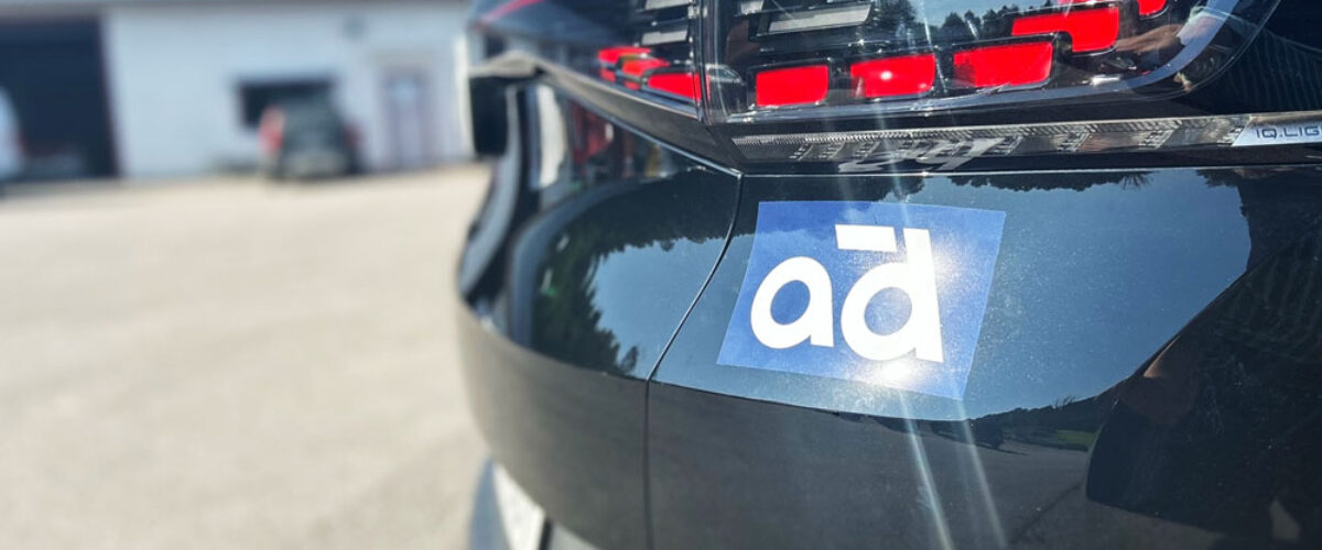 Göra egna dekaler till bilen – så får du dem att sitta perfekt på lack och ruta